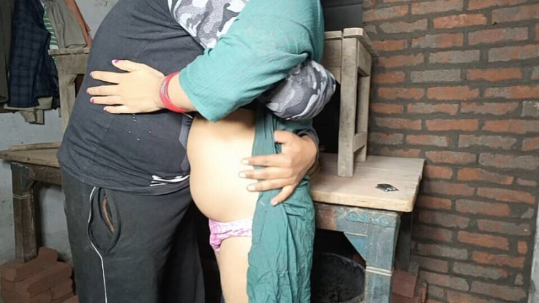 Pyaripooja22: La padrona e il servo mentre costruisce la casa