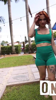 Une MILF rousse souple se penche pour une grosse bite noire