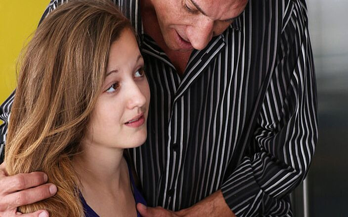 Family Strokes: Family Strokes - lekce španělštiny končí nevinnou holkou, která se dáví na...