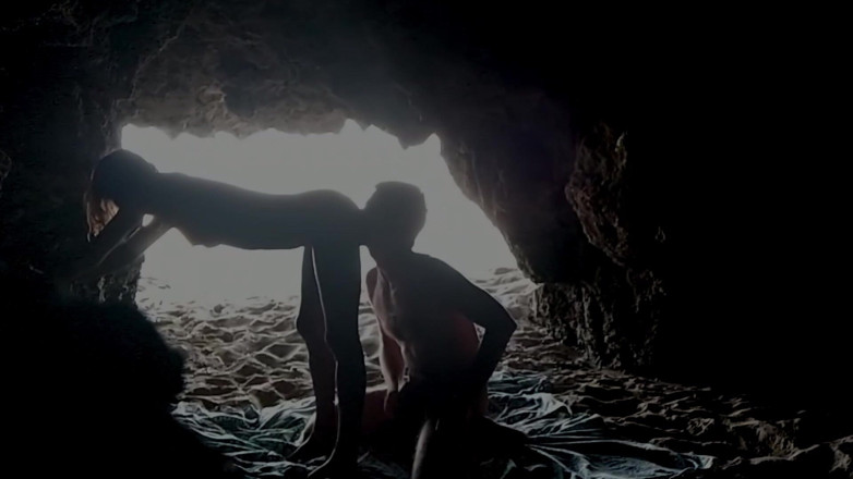 Magia Rosa: Couple recorded at the beach, inside the cave