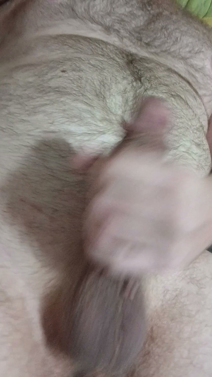 Hairy Cubb: Accarezzo il mio cazzo con un dildo nel culo