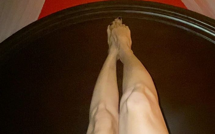 Naelor: Pernas realmente sexy com pés pequenos com dedos longos