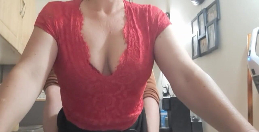 Sofy13: 第一人称视角在我的奶子上，他深深地操我