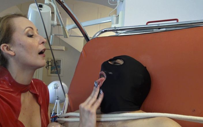 Femdom Austria: Ro stick, während ich ihn verbal demütige und spucke in...