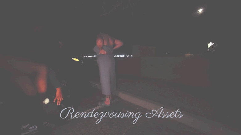 Rendezvousing Assets: 戴着黑脸的停车场公共场合性爱！