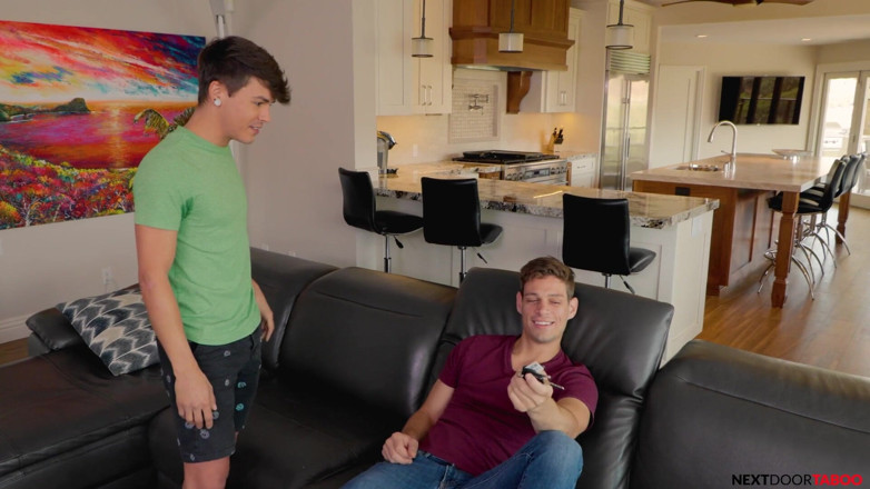 Next Door Studios: Nevlastní bratr udělá cokoli, aby si auto půjčil - Nextdoortaboo