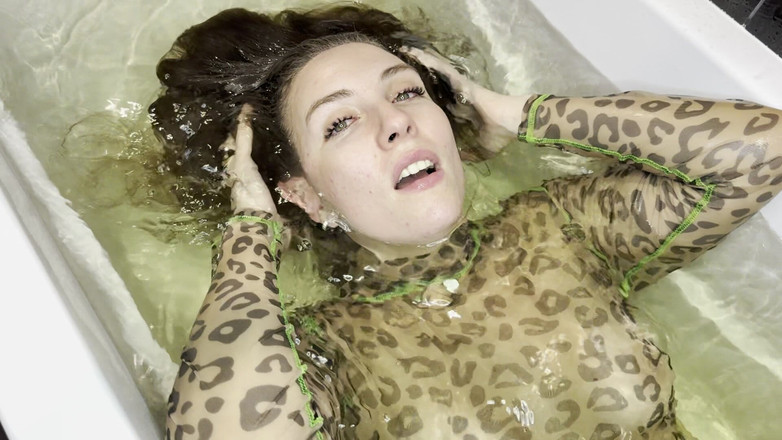 Hottie goddess: Cuộc đấu tranh cho không khí và thanh lịch dưới nước