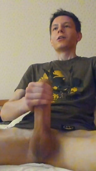 Un ragazzo magro spara un'enorme porzione di sperma e ottiene un forte orgasmo