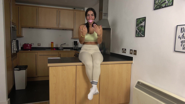 Latina Fetish: Kesulitan personal trainer latina: ballgag raksasa, hogtie, dan drenching drool!...