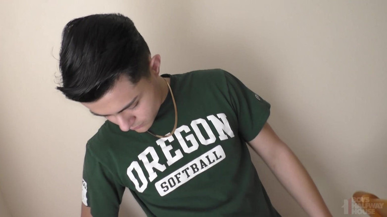 Boys half-way house: Băiatul mic plătește cu curul lui