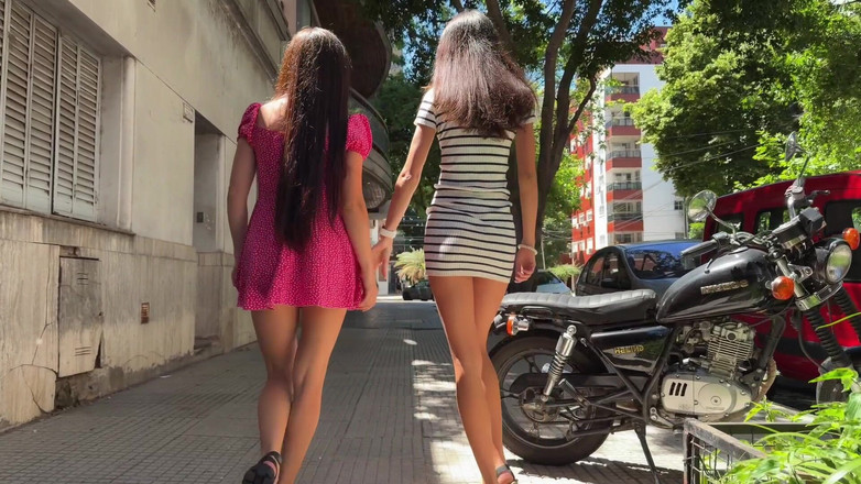 Katty West: Studentki uwodzą chłopaków w parku publicznym i zdejmują im majtki