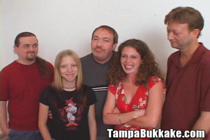 Tampa Bukkake: Două fete studente fac schimb de spermă în grup cu țâțe mici,...