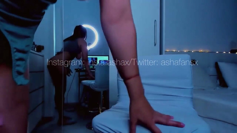 Ashamodel: Futai cu degetele în pizdă cu vibrator cremos profund pe la...