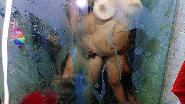 ADYgirls: Pod prysznicem z moją pasierbicą