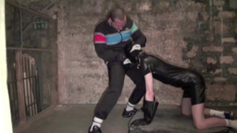 Sneaker gay: Supunere cu latex și fetiș de la un băiat scally