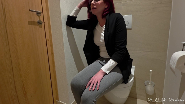 Malou-Nu: 上司はずっとナンパをやめてくれない。オフィストイレで何が起きているか誰にも見せてはいけない