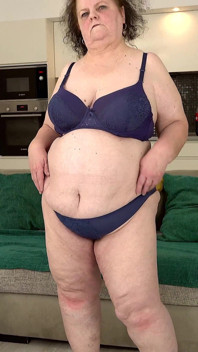 Une femme mature extrême et moche montre son col de l’utérus