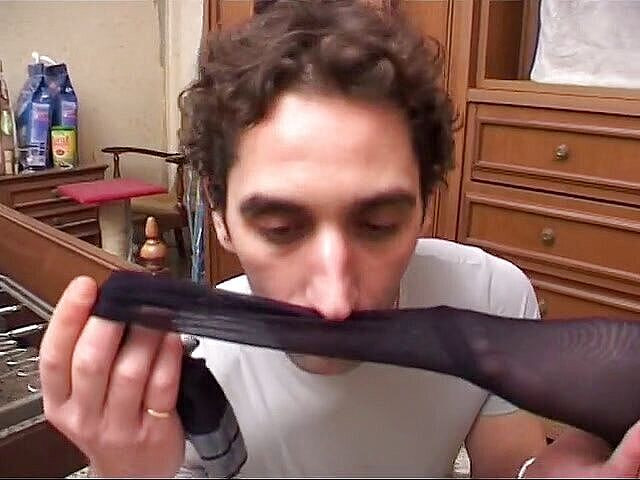 Xtime Network: Mladý muž posedlý nylonem, který si honí ptáka