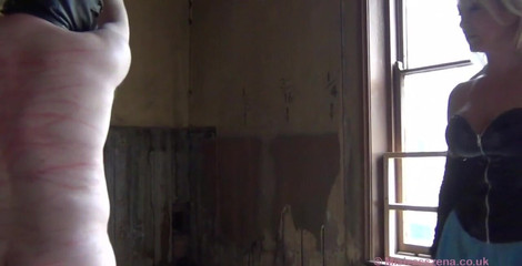 British Domination: Coda singola, riding crop, suoni electro profondi, c8t. Mi diverto...