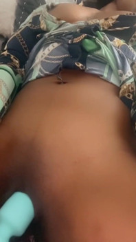 Negresă sexy zveltă cu sfârcuri drăguțe se macină până la orgasm