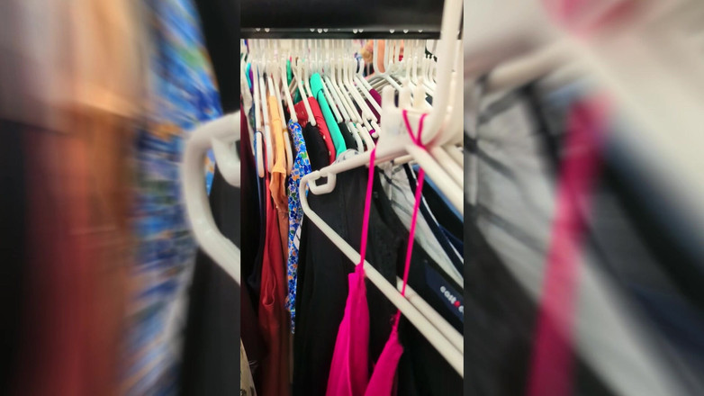 JessieHH: Застукал его за ползу и подглядывал на меня во время покупок