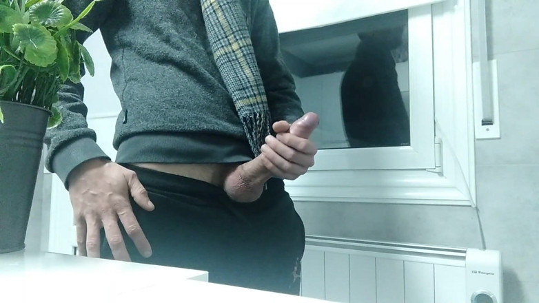 Elvissc: Cowok sange ini ngocok kontol pria ini dengan syalnya sampai...