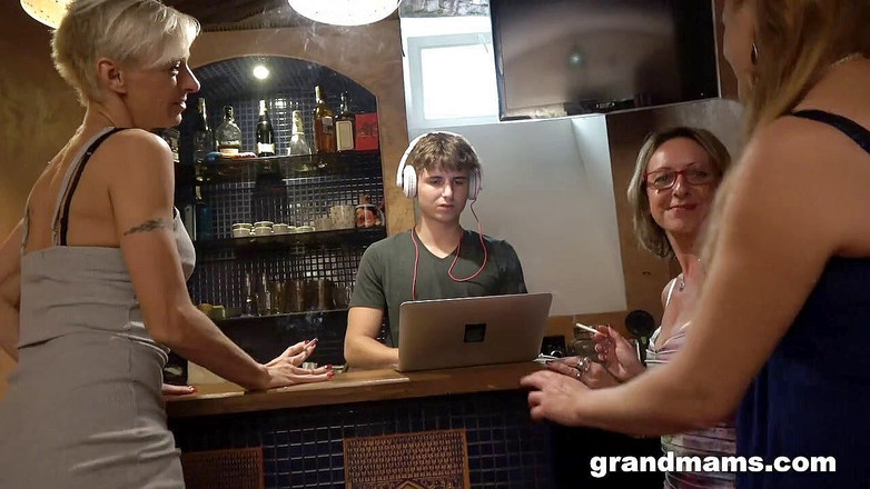 Grandmams: 할머니의 어린 자지 3개