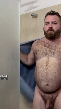 Itamar eve ziyarete çıktı. Şimdilik burada duş alırken bir videosu var