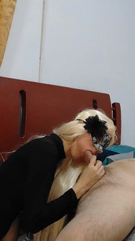 입이 뜨거운 금발 여성이 의붓아들의 성기를 빨고 의붓아들의 정액을 빨고 있다