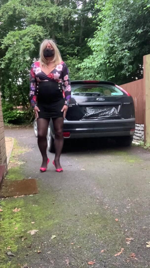 Kelly cd: Kelly cd em vestido preto e calças pretas wolford