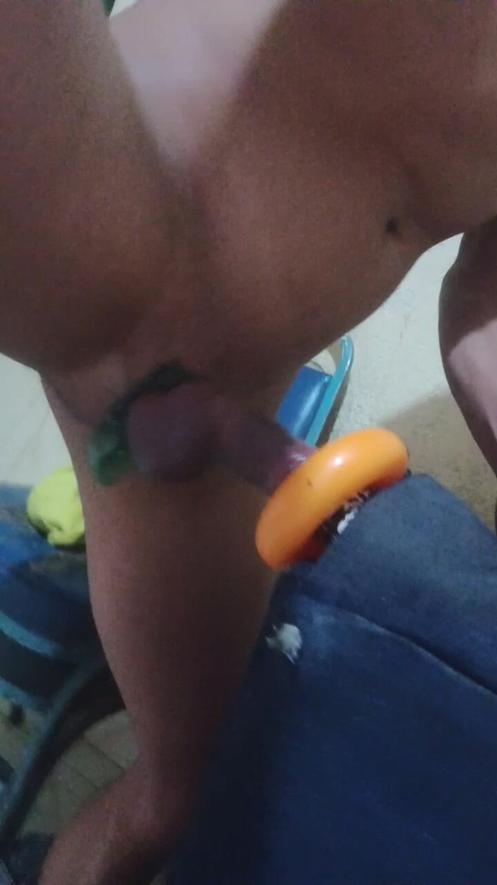 Red lait: Skinny Guy Masturbating at Home