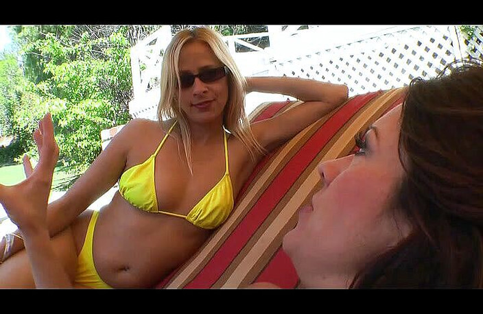 CBD Media: Dva lesbický milf pár si navzájem prstí a lízají oholenou...