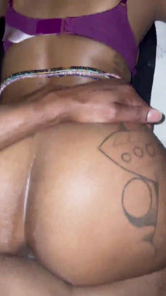 JOHTSRVA: Creampie hitam pepek basah dikongkek kote hitam besar jalang