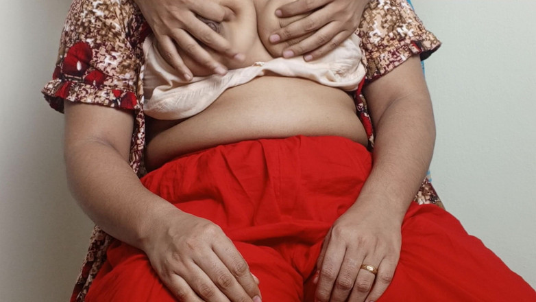 Nadiyabd: Cuñado está chupando los grandes pechos de una esposa india...