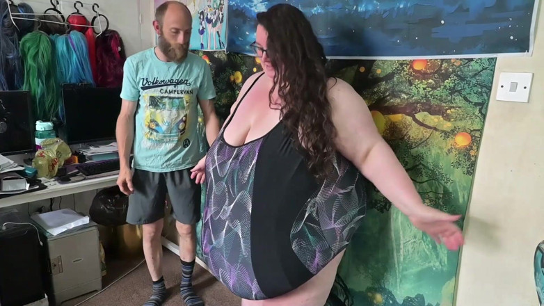 SSBBW Hunter: Helping Sexy SSBBW Into Tight Swimsuit