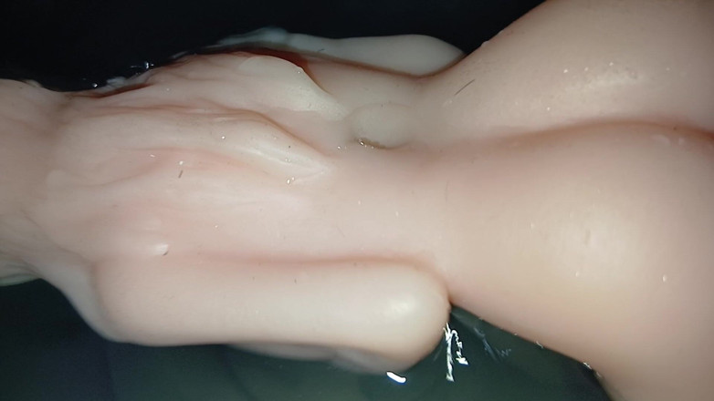 LunaDesire: LunaDesire, drobná manželka, opravdu chce obří penis svého spolubydlícího.