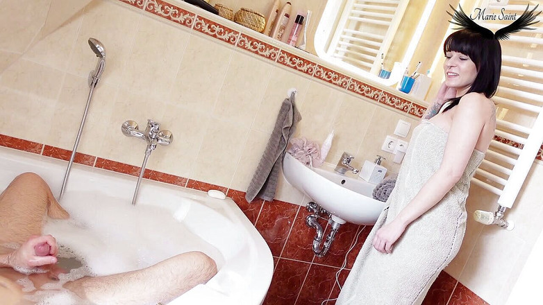Marie-Saint: 욕조에서 내 절친 남친 따먹기!