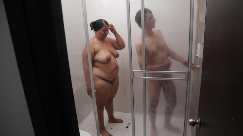 Lexly_16: Fată excitată trăgând pula prietenului ei și epilare cu ceară