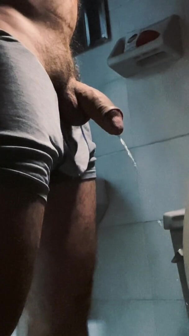 Latin mature king: Uomo macho che urina con il suo grosso cazzo