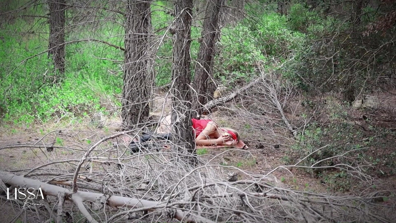 Lissa Brown: Un băiat mă fute în pădure - Little Red Riding Hood