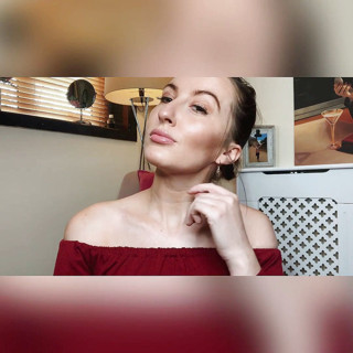 SophiaSmithUK: Si spoglia e istruzioni per sborrare