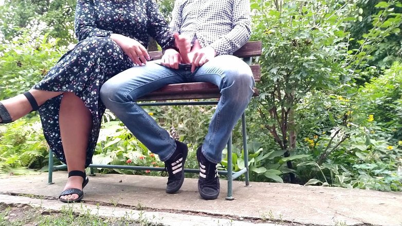 OurFetishLife: Punheta ao ar livre no parque com minha sogra transformada...