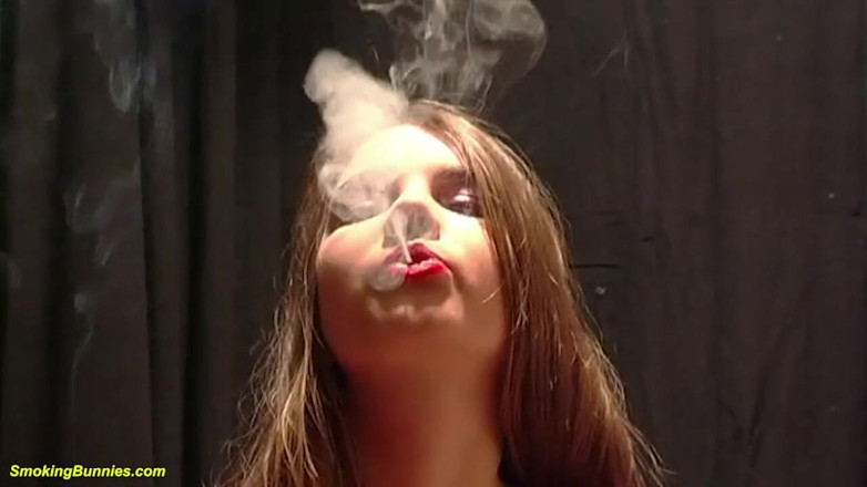 Smoking Bunnies: Remaja toket besar muda yang lucu merokok