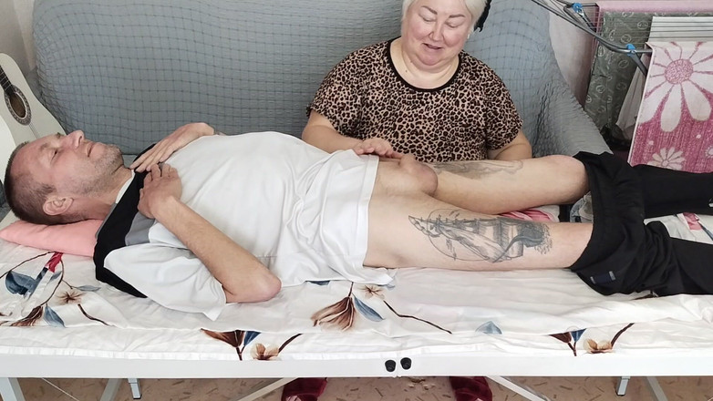 Zona901: ガールフレンドはマッサージテーブルで私のペニスをしゃぶったりけいれんしたりして精液を飲み込みます