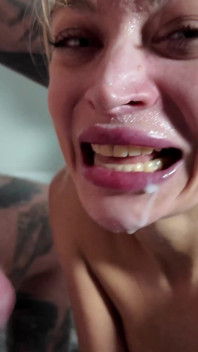 Její první extrémní bukkake gangbang
