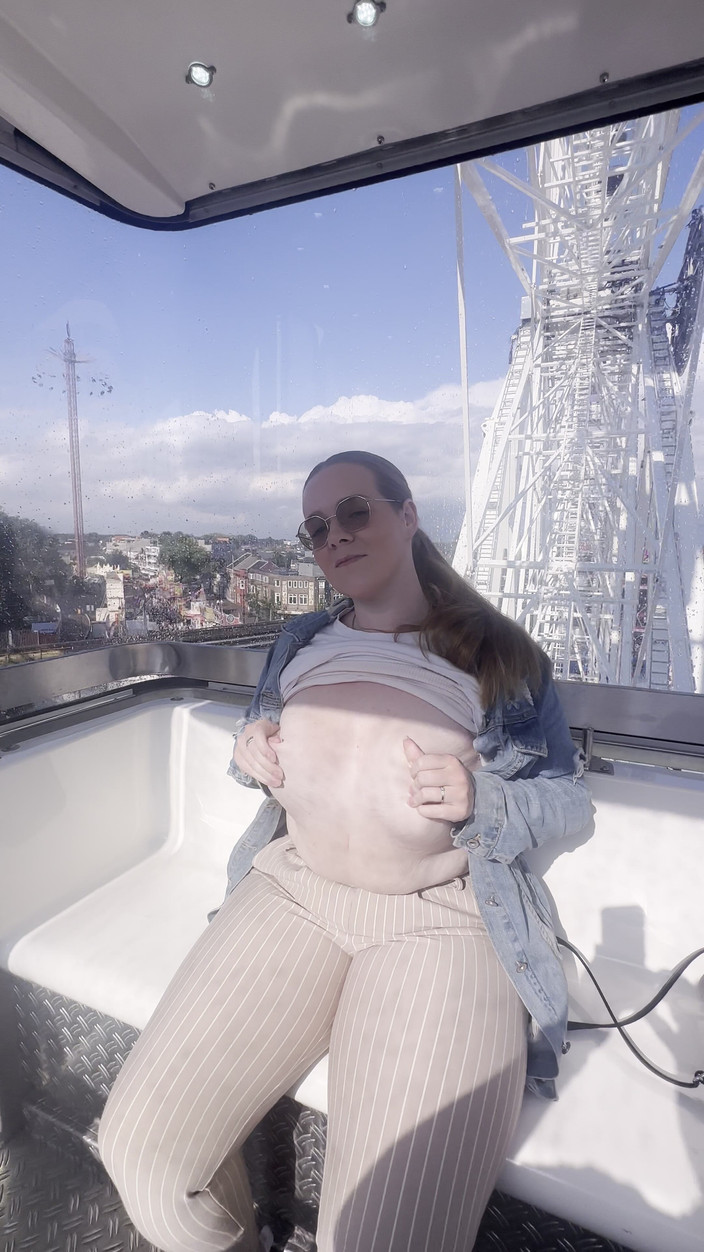 Naughty Mila: Miga moje piersi na zewnątrz