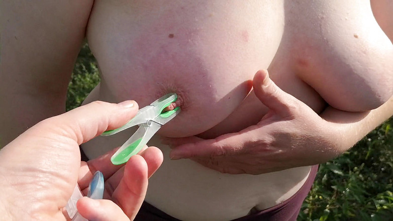 Bouncy Tits Action: 在玉米地里夹我的奶子