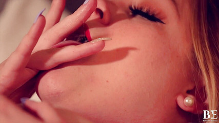 Blush erotica: Luna Storm terlalu terganggu oleh lelaki panas di tempat kerja