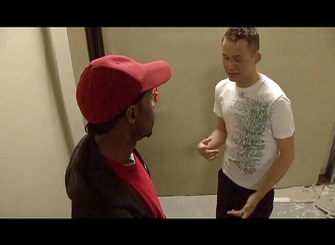 Bareback TV: Uomo nero che scopa la sua troia bianca senza preservativo