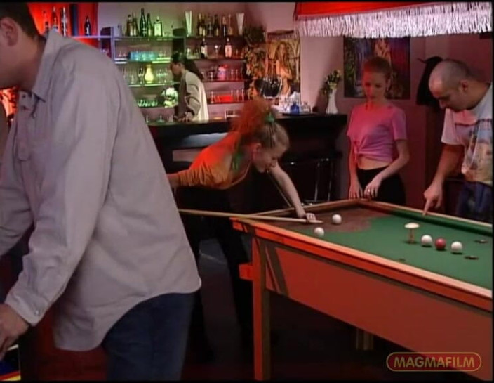 Magmafilm: Nejodvážnějším ze tří přítelkyní v kulečníkovém salonu dostane kouření od...